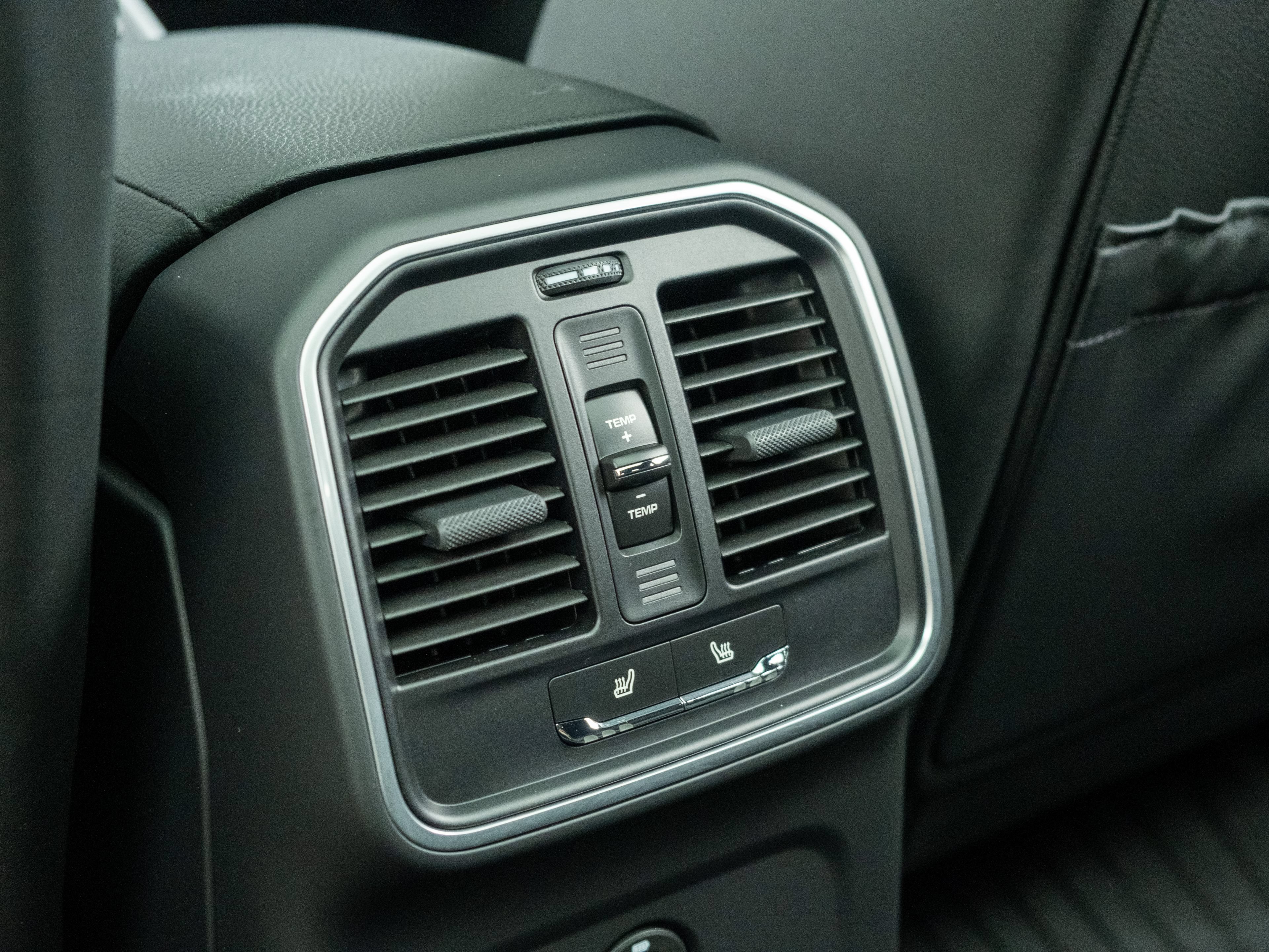 Certified 2025 Porsche Macan S AWD/4WD image 39