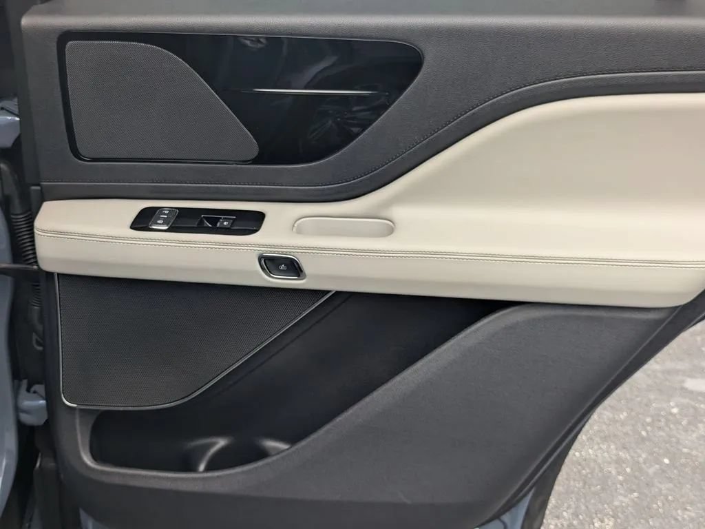 Used 2025 Lincoln Aviator 2WD image 16