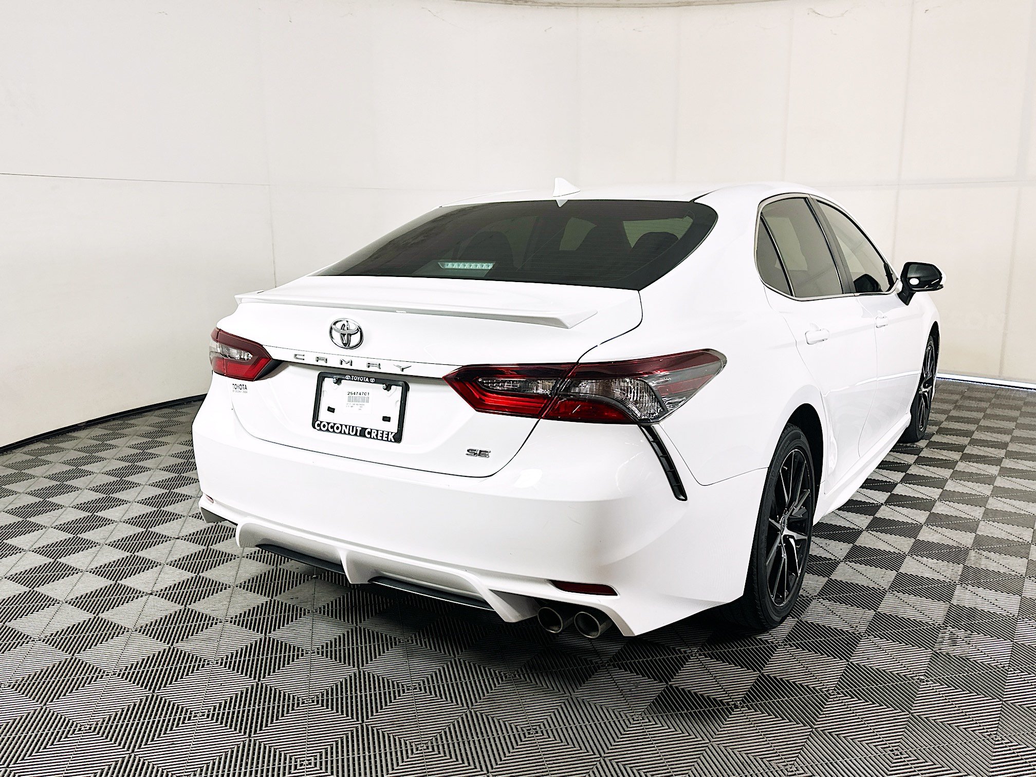 Used 2022 Toyota Camry SE w/ Convenience Package FWD image 3