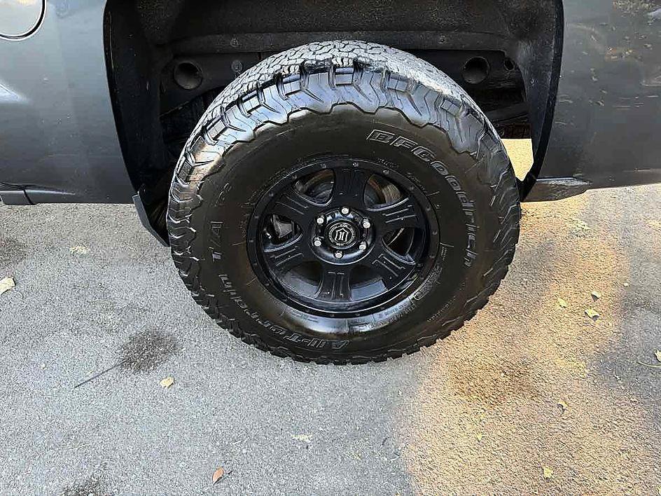 Used 2017 Chevrolet Silverado 1500 LT w/ LT Eassist Package AWD/4WD image 9