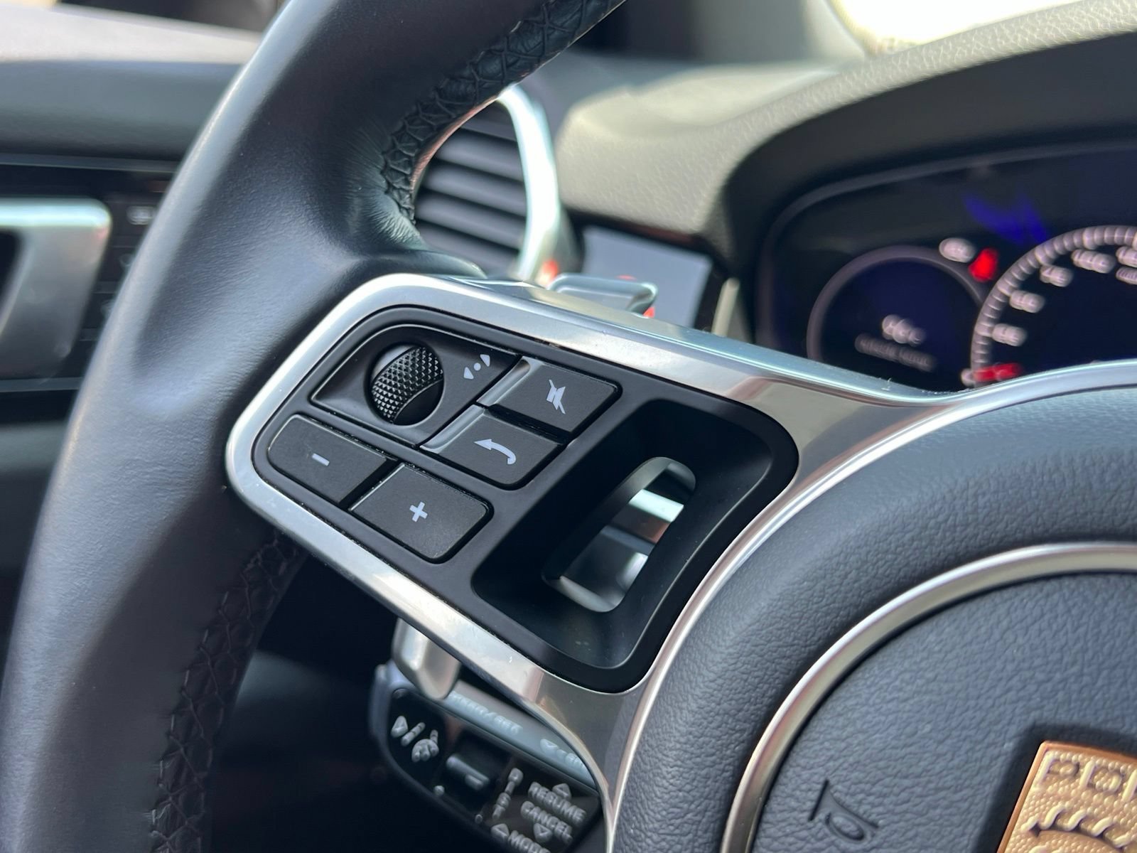 Certified 2022 Porsche Cayenne Platinum Edition AWD/4WD image 25