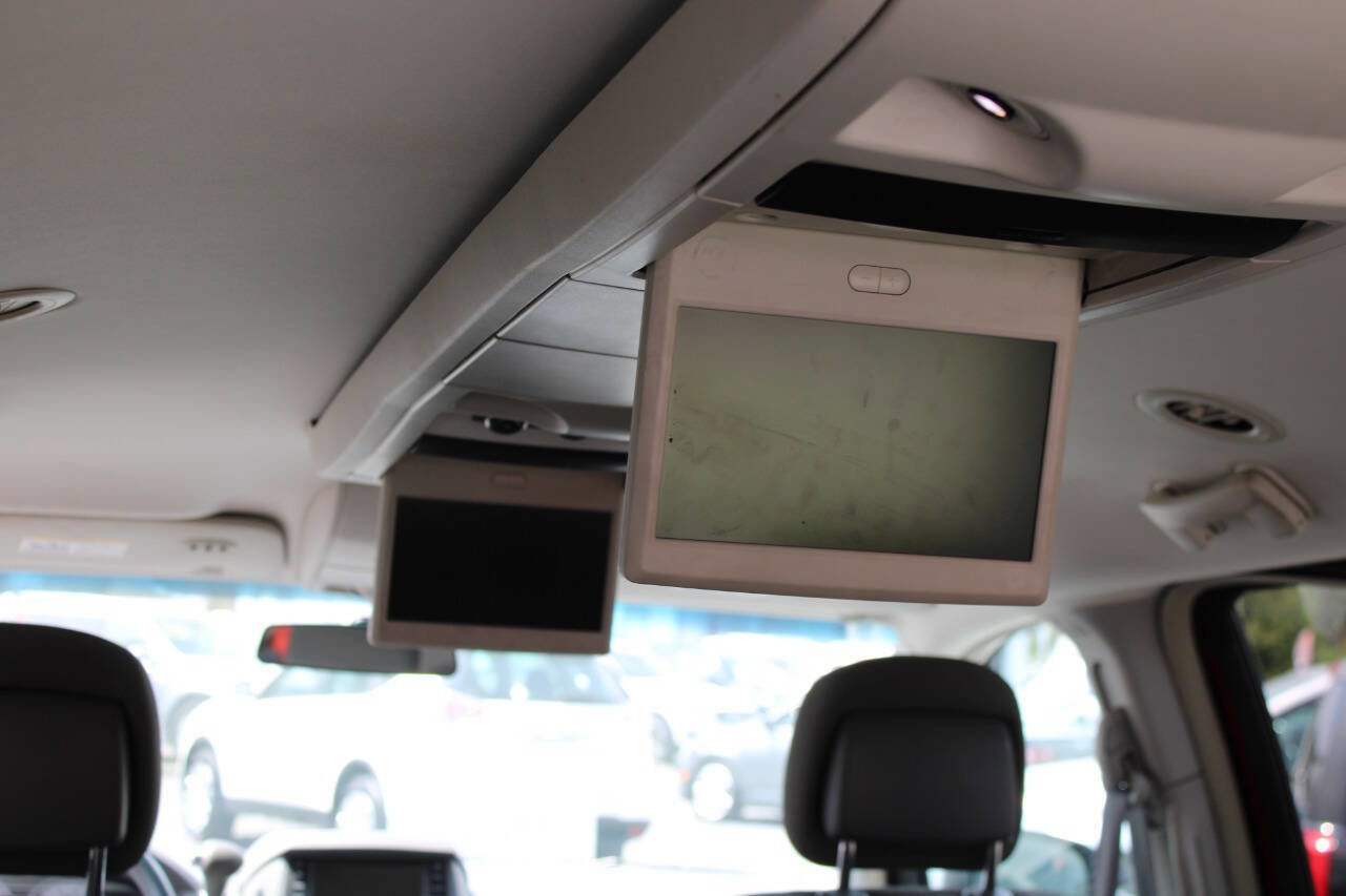 Used 2010 Chrysler Town & Country Touring w/ Entertainment Group #2 FWD image 19