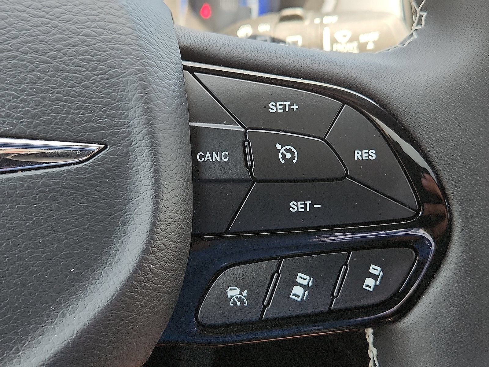 Used 2025 Chrysler Pacifica Limited FWD image 17