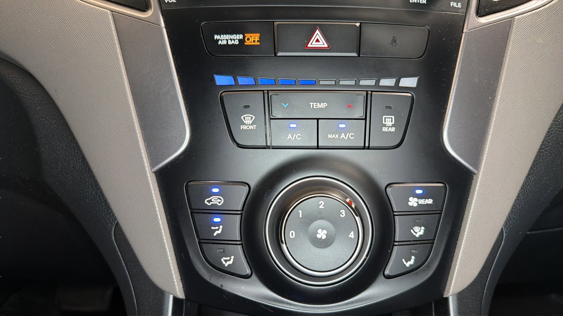Used 2016 Hyundai Santa Fe SE AWD/4WD image 28