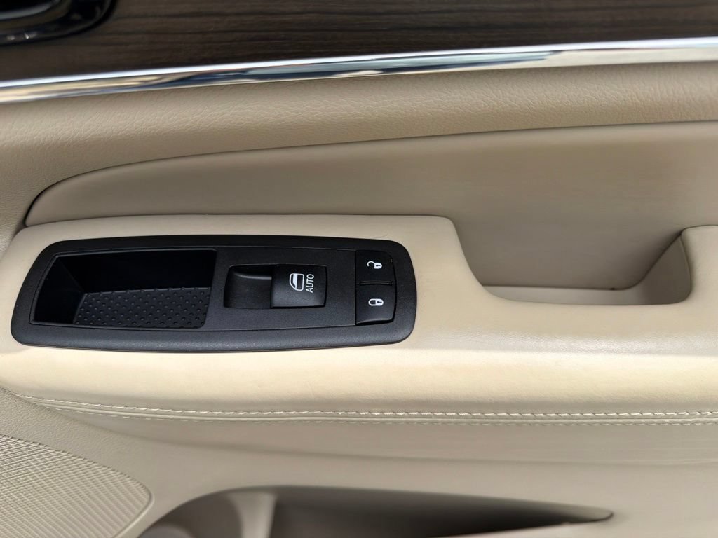 Used 2021 Jeep Grand Cherokee Overland AWD/4WD image 15