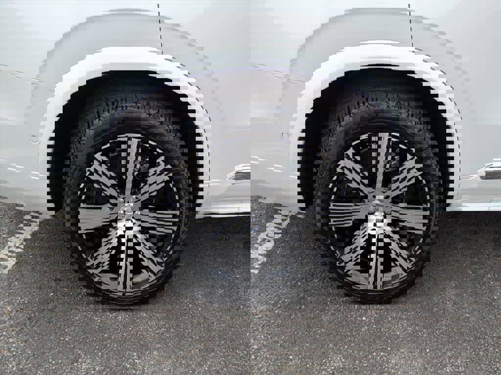 Used 2024 Volvo XC90 T8 Plus image 7