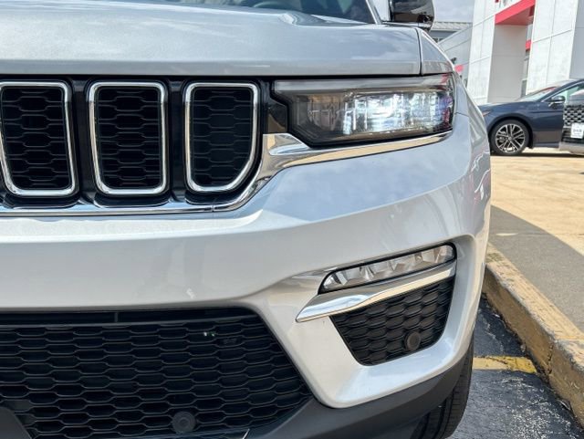 Used 2023 Jeep Grand Cherokee Limited w/ Luxury Tech Group II image 3