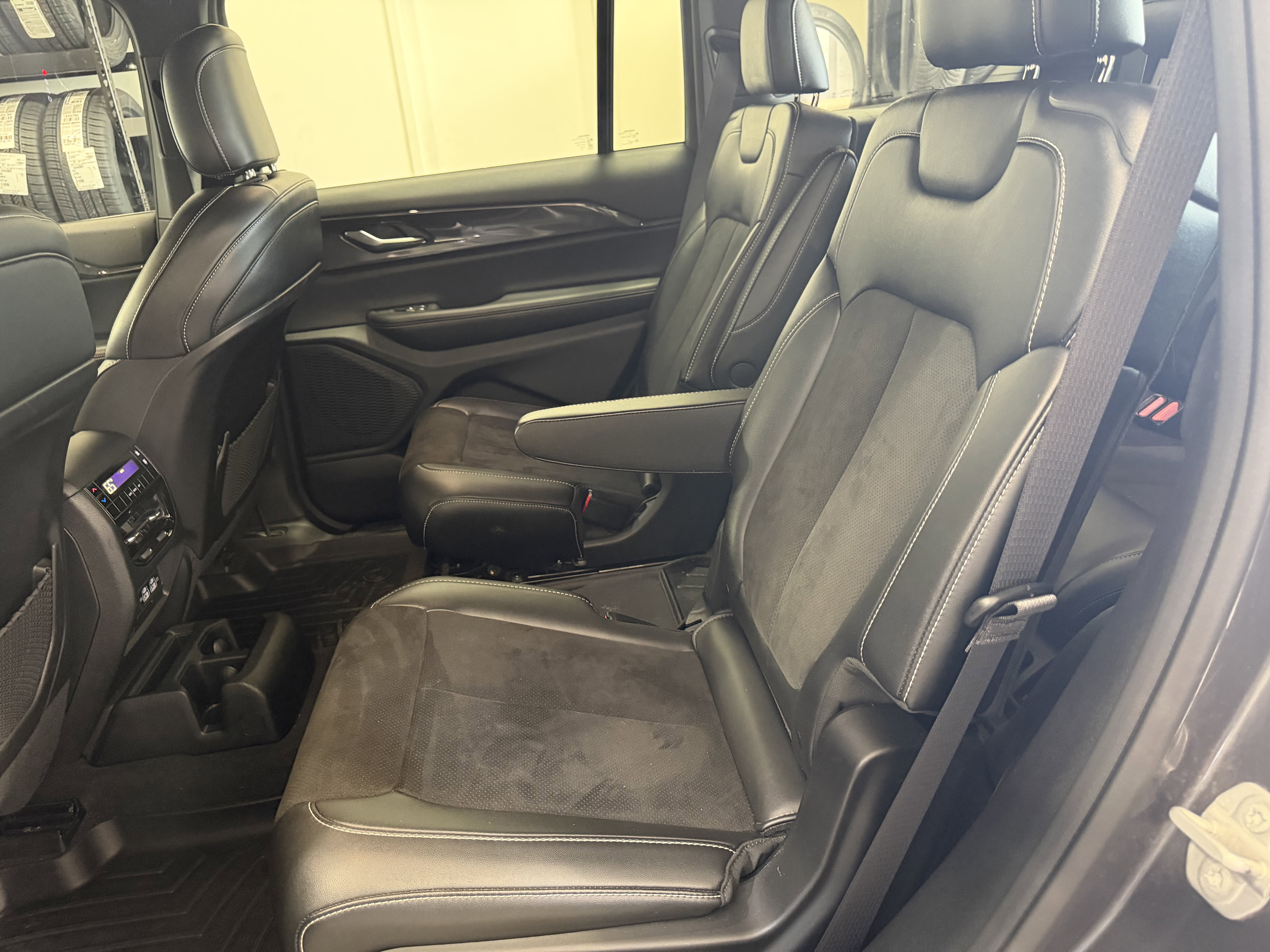 Used 2023 Jeep Grand Cherokee L Laredo image 26