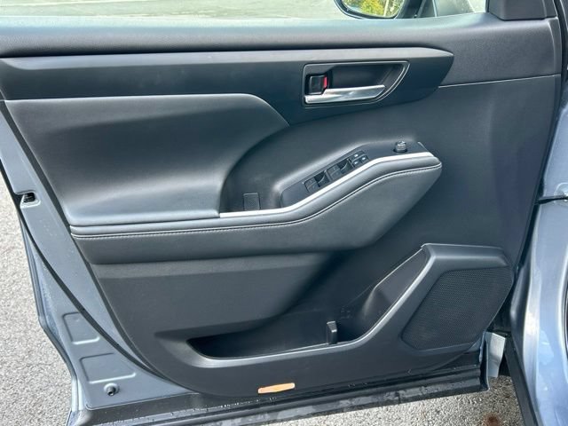 Used 2022 Toyota Highlander XLE AWD/4WD image 23