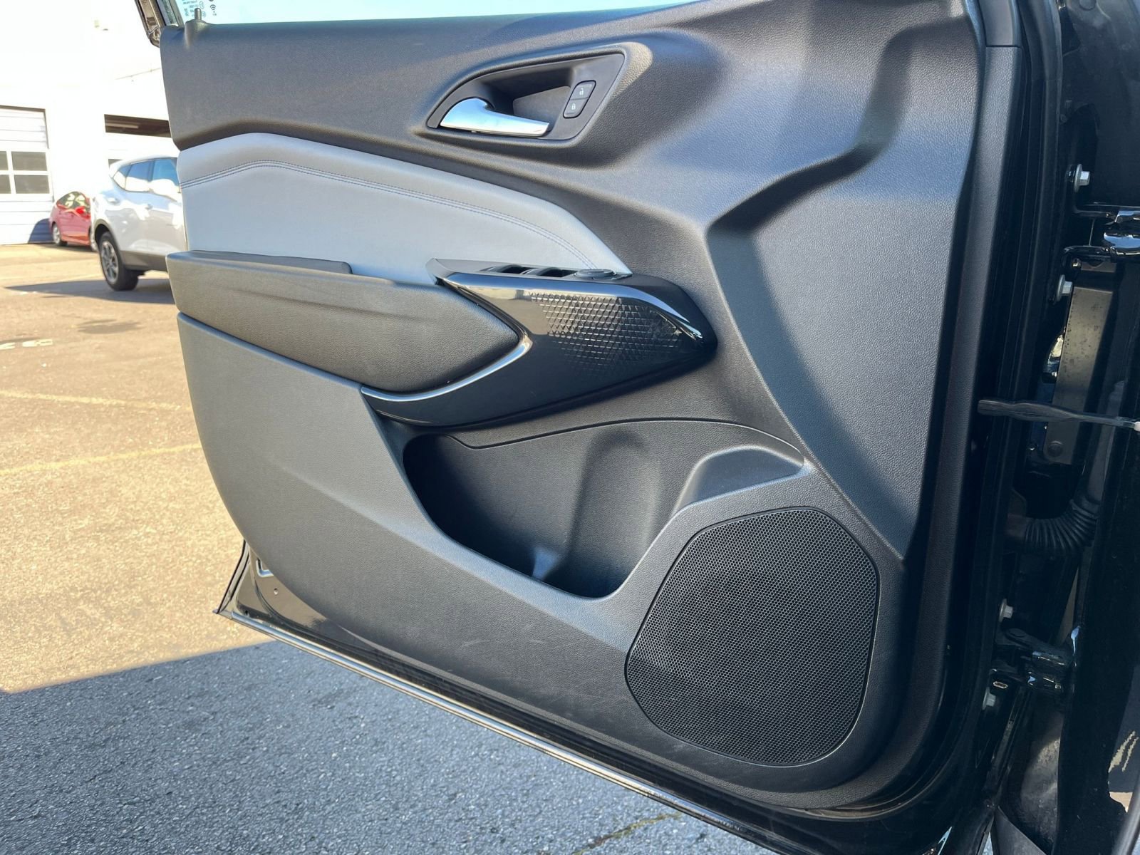 Used 2025 Chevrolet Trax LT FWD image 18