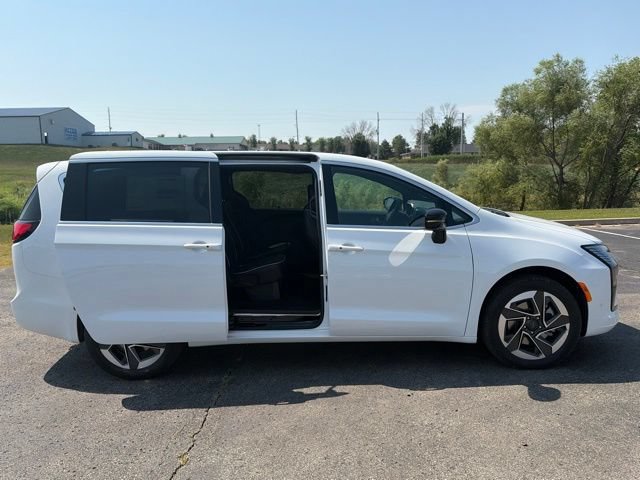 New 2027 Chrysler Pacifica Limited w/ Family Tech Group AWD/4WD image 5