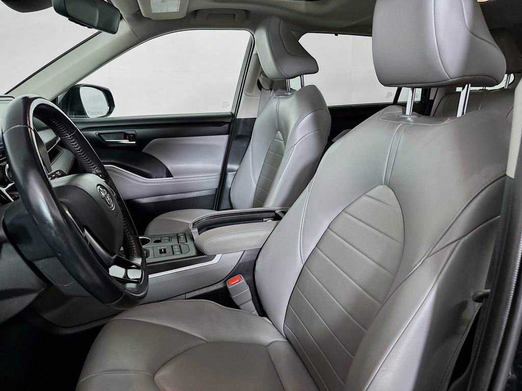 Used 2021 Toyota Highlander XLE AWD/4WD image 8