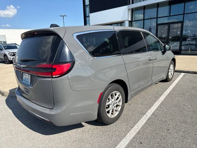 Used 2023 Chrysler Pacifica Touring-L FWD image 7