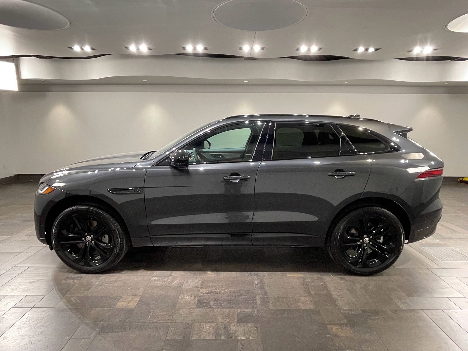 New 2026 Jaguar F-PACE R-Dynamic S image 3
