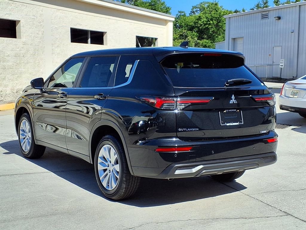 Used 2026 Mitsubishi Outlander ES FWD image 3