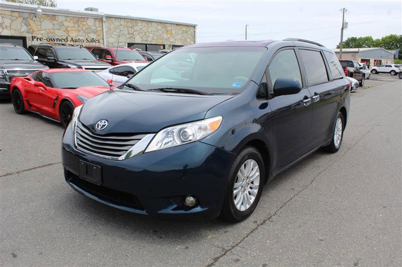 Used 2012 Toyota Sienna XLE FWD image 3