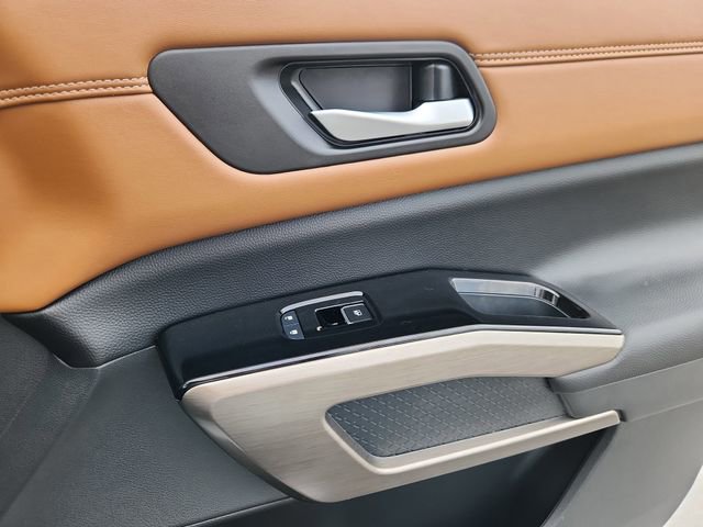 Certified 2024 Nissan Pathfinder Platinum AWD/4WD image 15