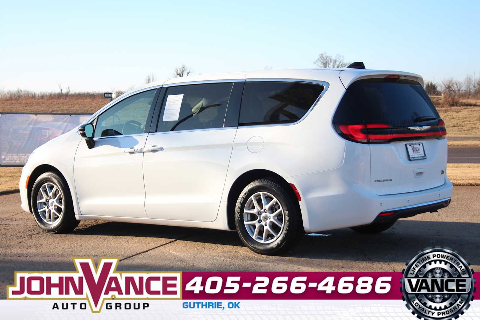 Used 2024 Chrysler Pacifica Touring-L image 6