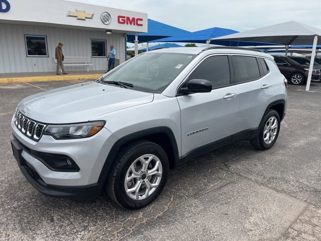 Used 2025 Jeep Compass Latitude AWD/4WD image 1