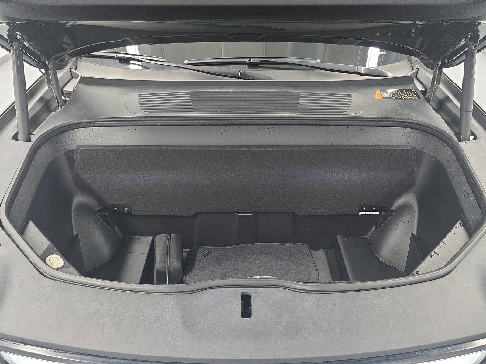 Used 2024 Rivian R1S Adventure AWD/4WD image 14