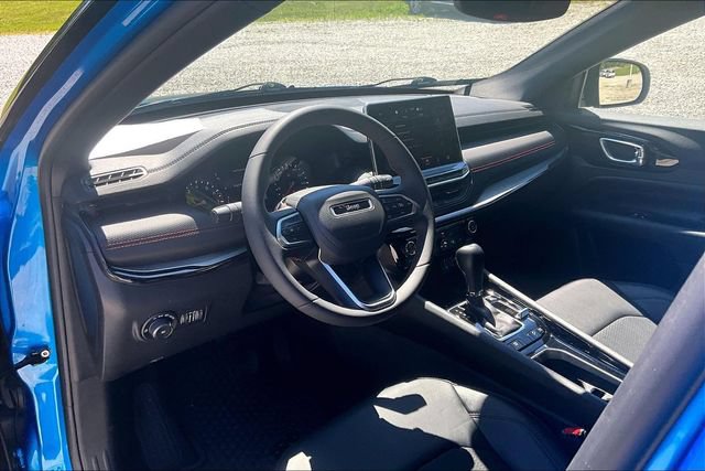Used 2025 Jeep Compass Trailhawk AWD/4WD image 12