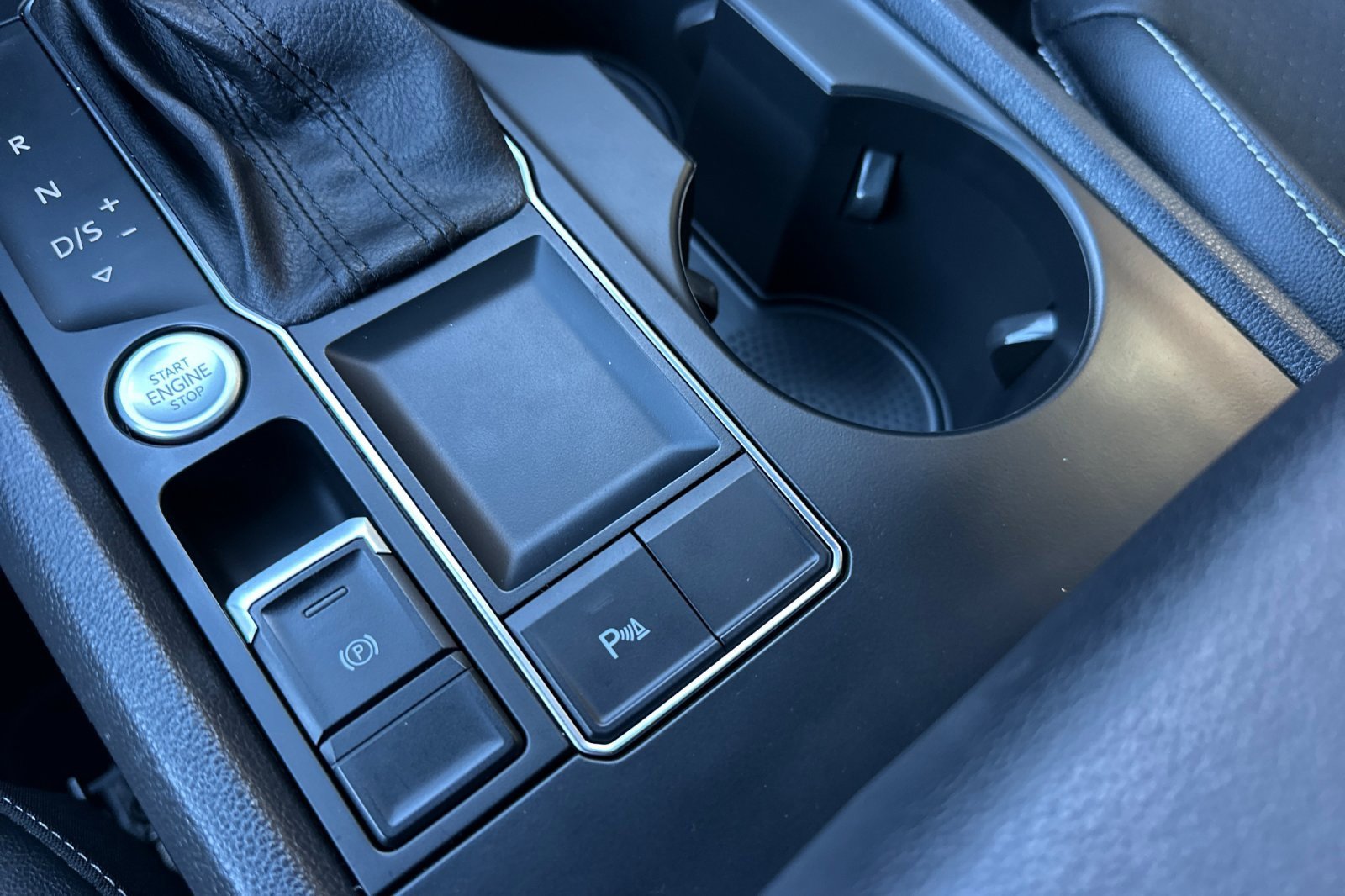 Used 2020 Volkswagen Atlas Cross Sport SE w/ Panoramic Sunroof Package image 29