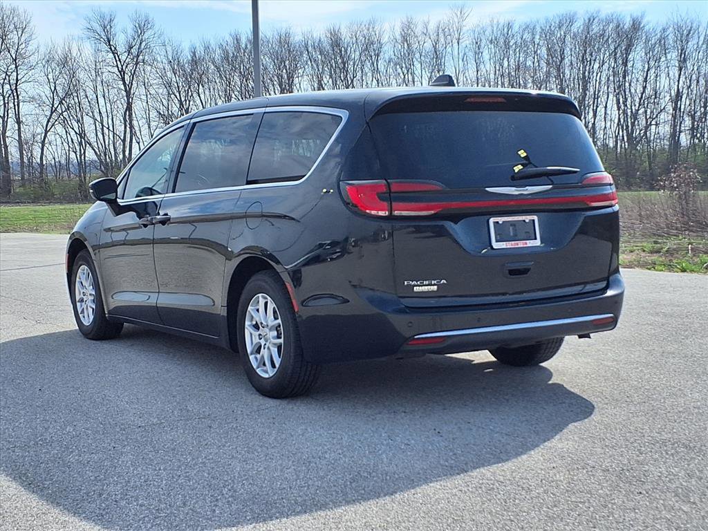 Used 2023 Chrysler Pacifica Touring-L image 6