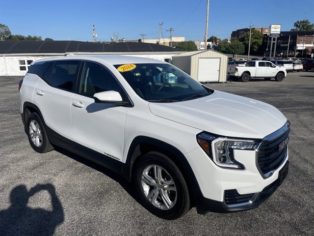 Used 2024 GMC Terrain SLE image 3