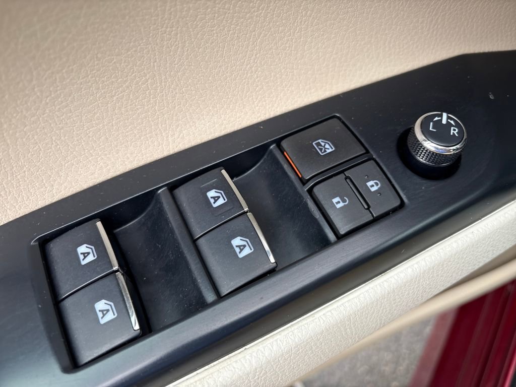 Used 2020 Toyota Camry XLE w/ Sunroof Package image 12