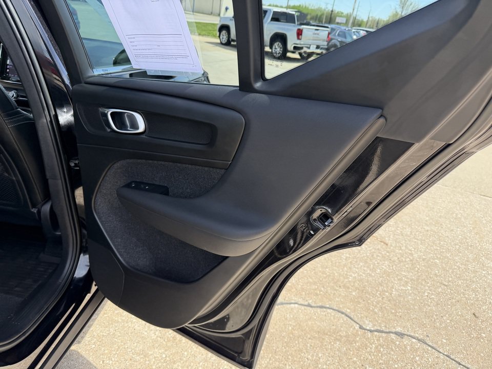 Used 2023 Volvo XC40 B5 Plus AWD/4WD image 17