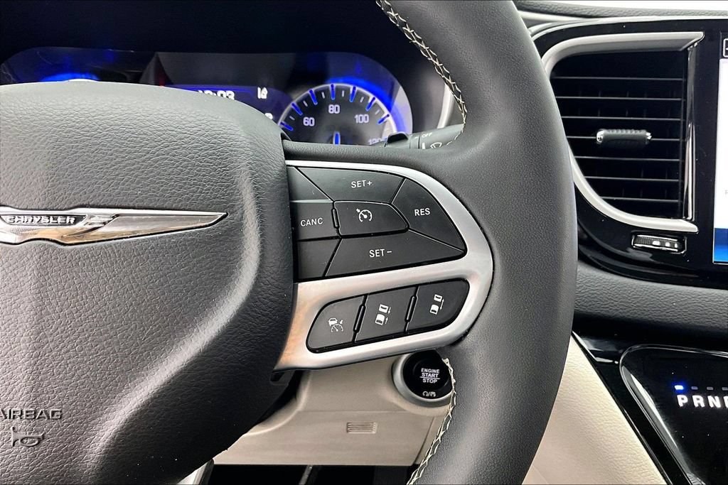 Used 2024 Chrysler Pacifica Touring-L FWD image 19