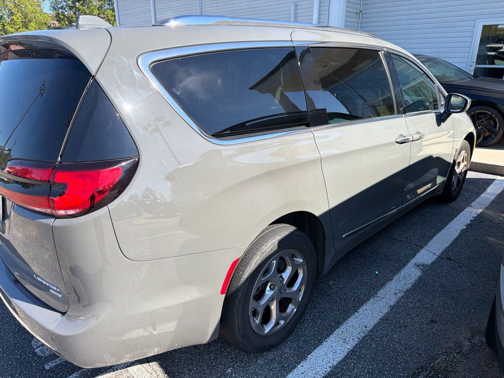 Used 2021 Chrysler Pacifica Limited AWD/4WD image 6