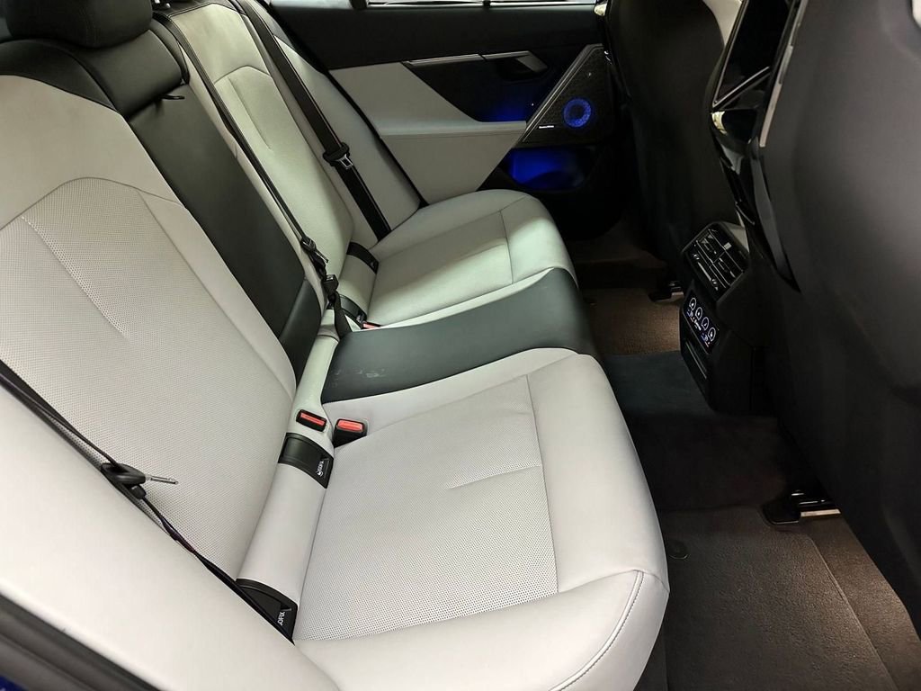 Used 2025 BMW M5 w/ Carbon Package image 31