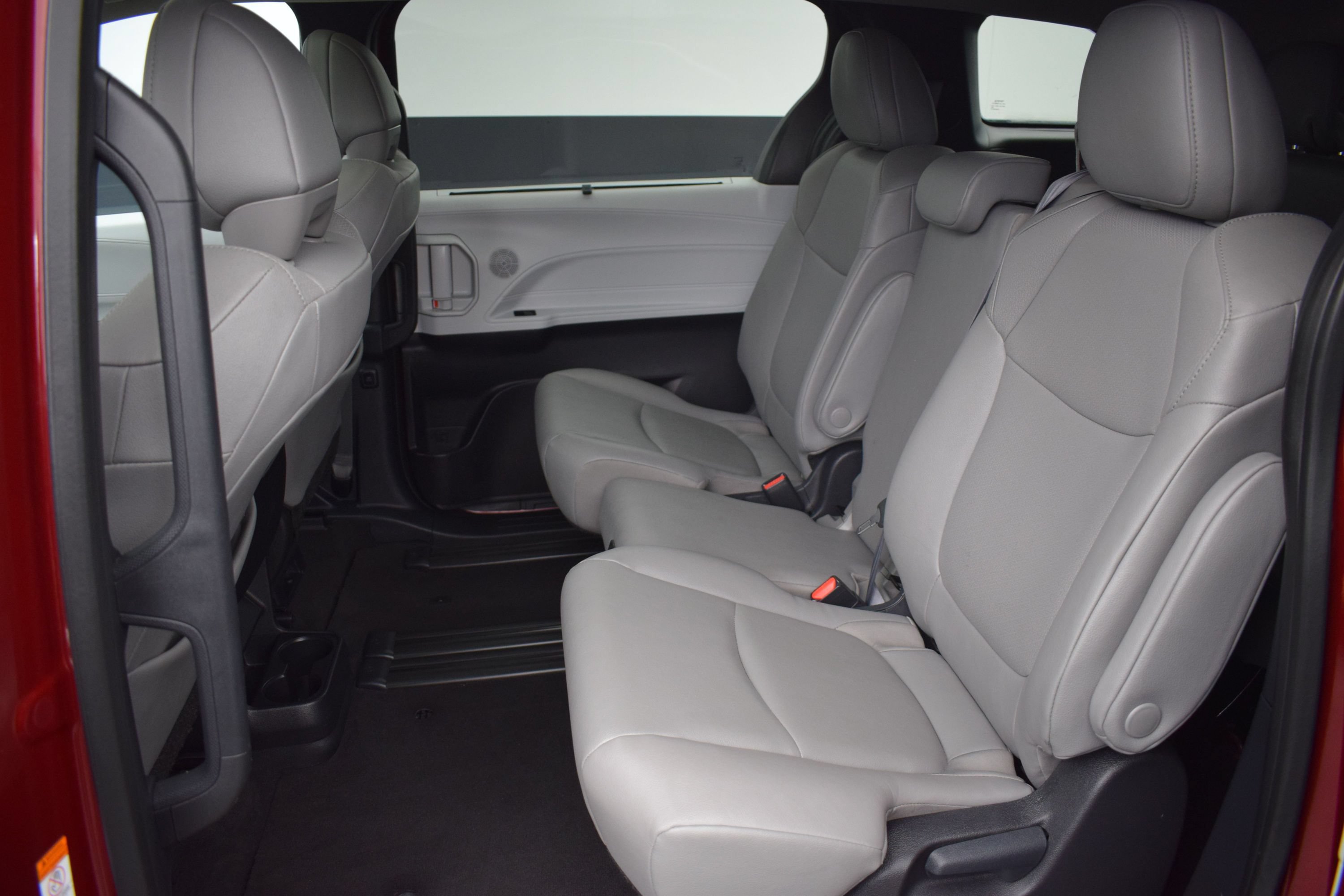 Used 2025 Toyota Sienna XLE FWD image 15