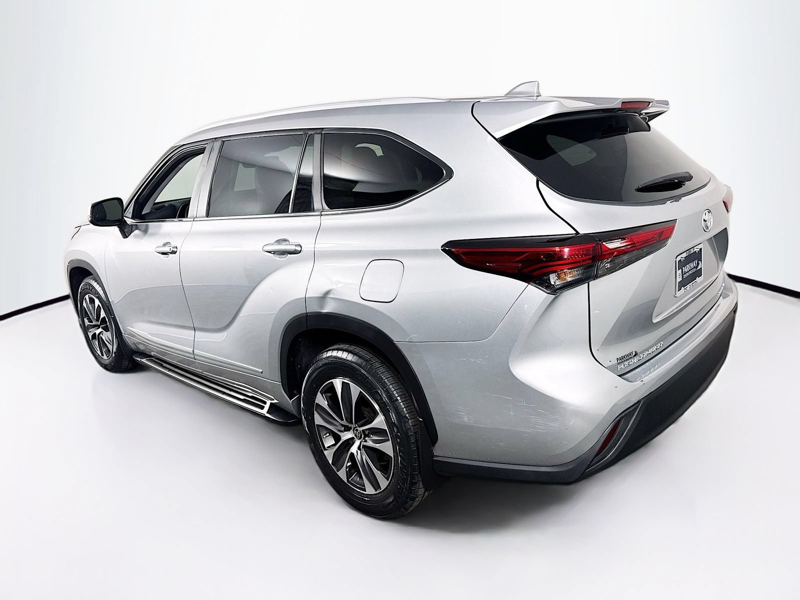 Used 2023 Toyota Highlander XLE AWD/4WD image 4