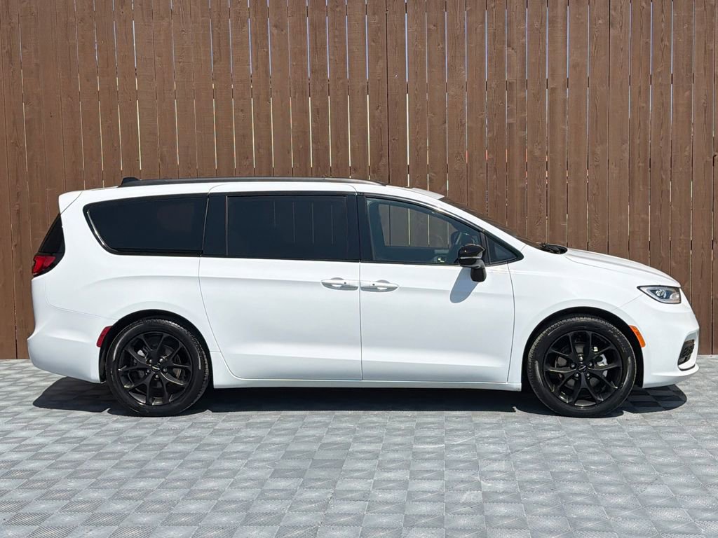 Used 2025 Chrysler Pacifica Limited FWD image 15