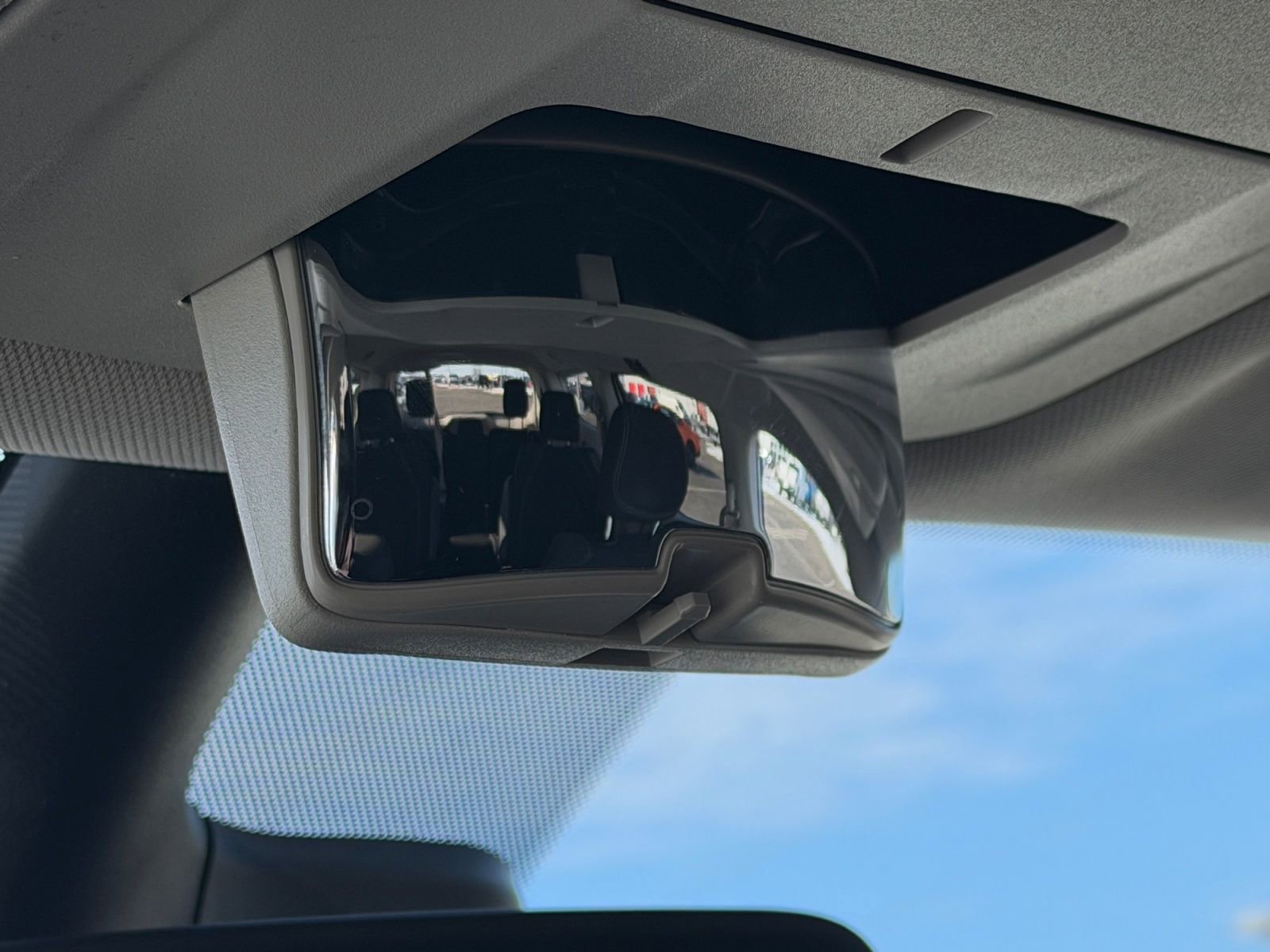 Used 2023 Chrysler Voyager LX image 29