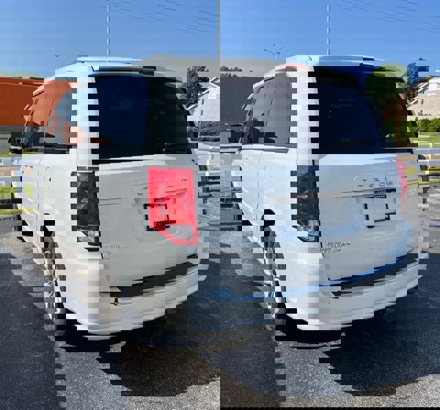 Used 2015 Dodge Grand Caravan SXT w/ UConnect Hands-Free Group FWD image 7