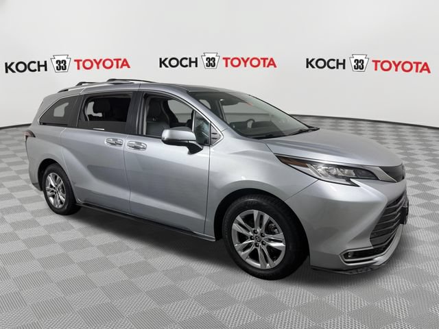Used 2022 Toyota Sienna Limited AWD/4WD image 2
