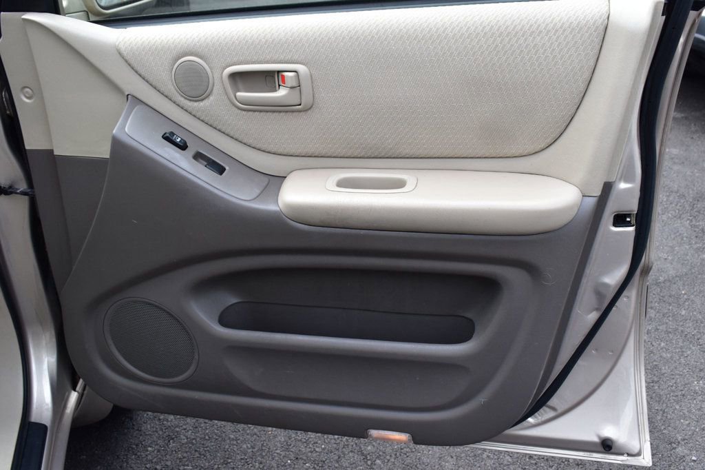 Used 2005 Toyota Highlander 4WD V6 w/ 3rd Row image 37