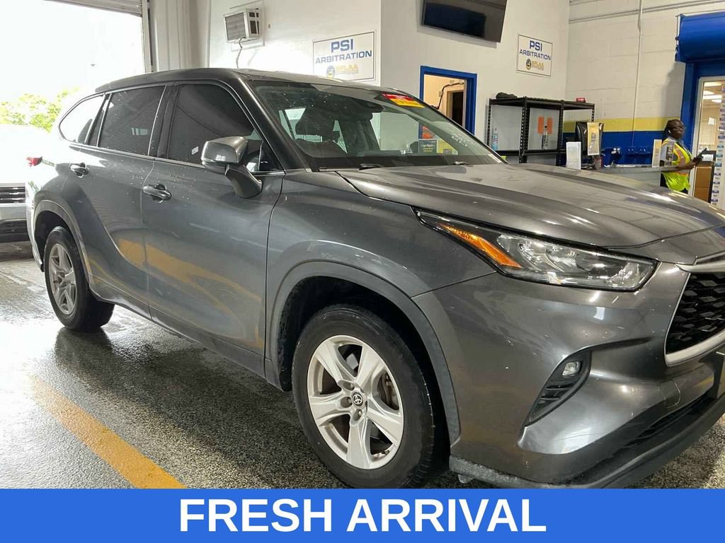 Used 2020 Toyota Highlander LE FWD image 4