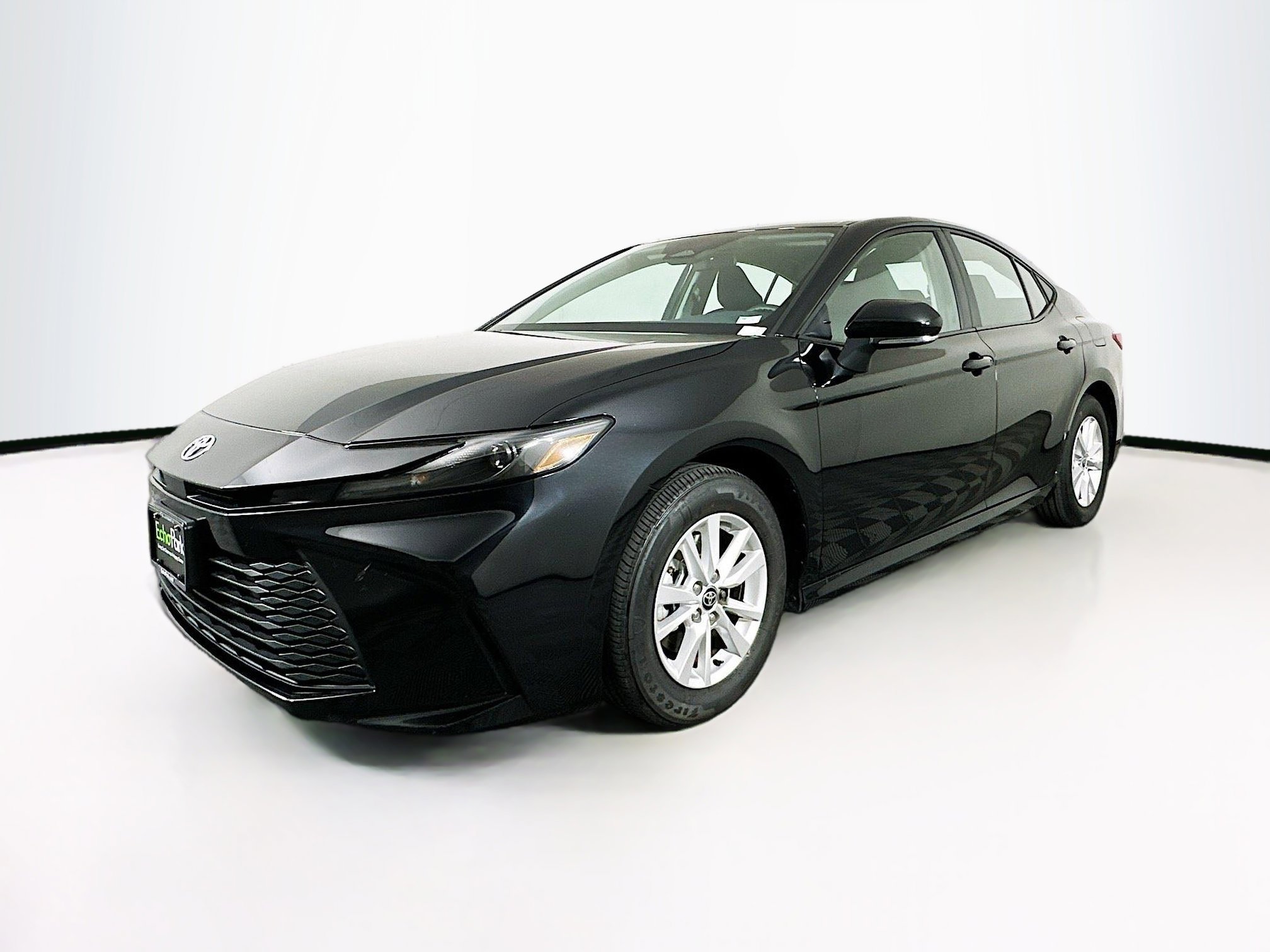 Used 2025 Toyota Camry LE image 3