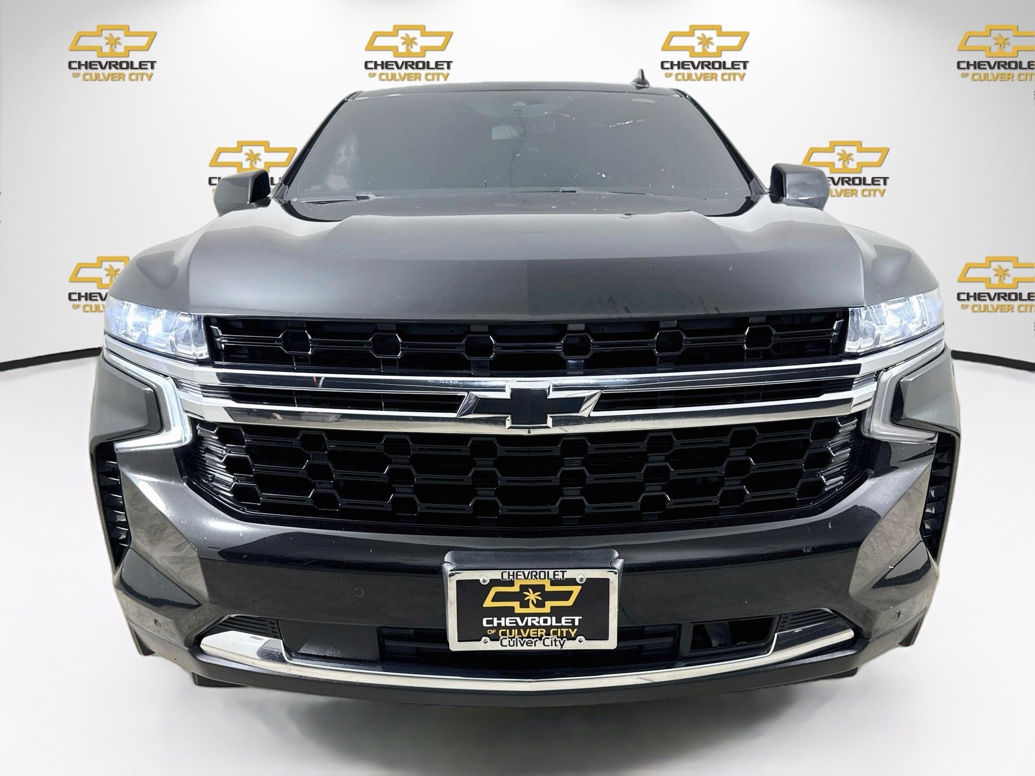 Used 2023 Chevrolet Suburban LS RWD image 2