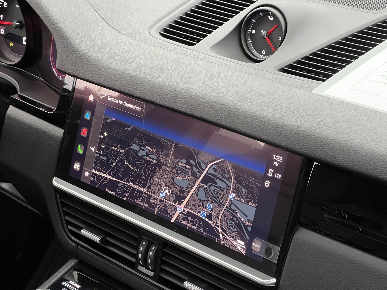 Certified 2022 Porsche Cayenne Platinum Edition image 35