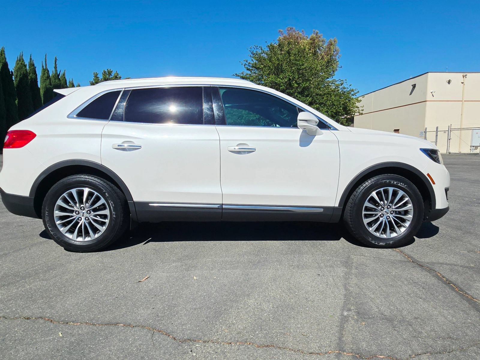 Used 2016 Lincoln MKX Select w/ Select Plus Package FWD image 4