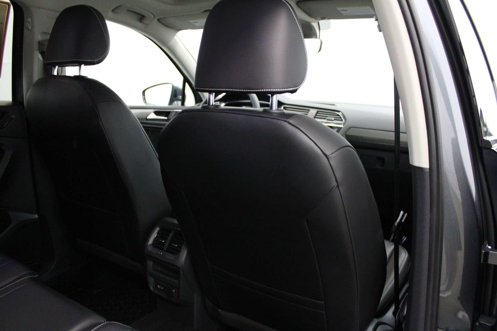 Used 2022 Volkswagen Tiguan SE AWD/4WD image 25