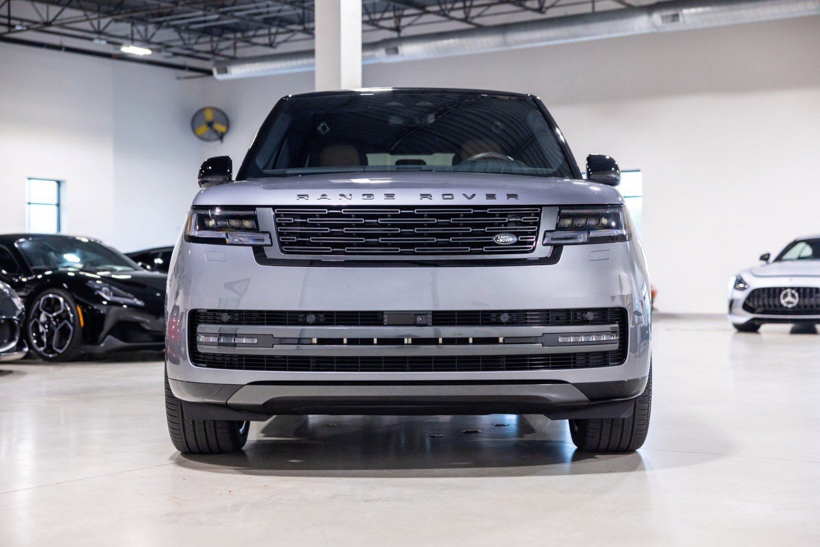 Used 2025 Land Rover Range Rover SE AWD/4WD image 2