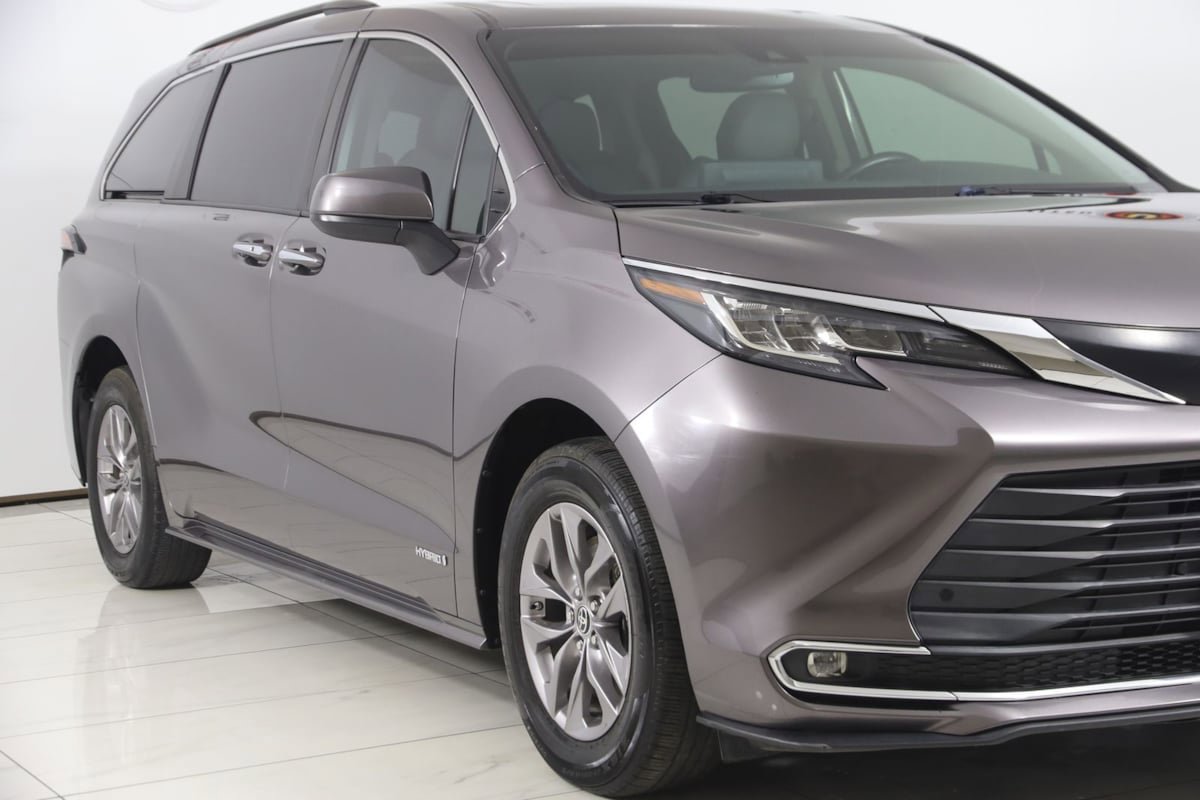 Used 2021 Toyota Sienna XLE FWD image 40