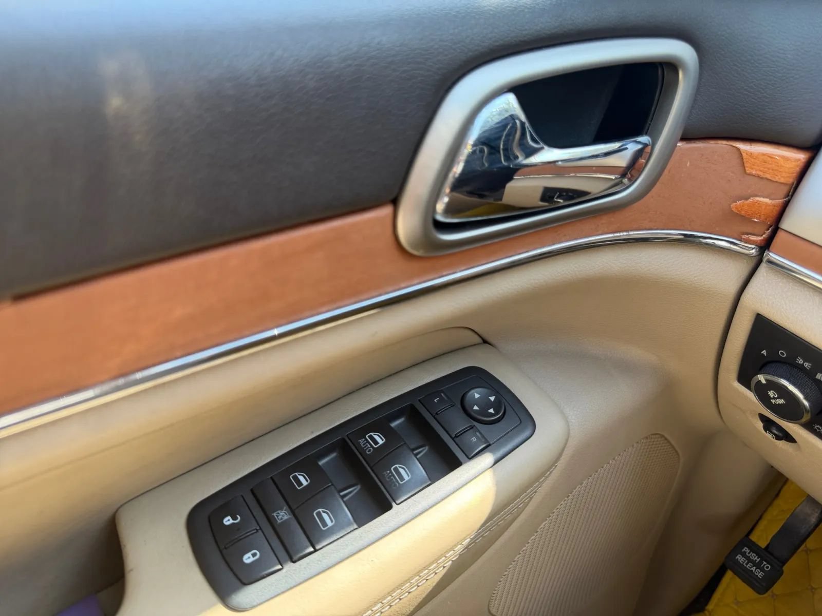 Used 2012 Jeep Grand Cherokee Overland AWD/4WD image 17