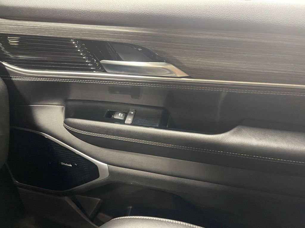 Used 2023 Jeep Wagoneer Series III w/ Premium Group I AWD/4WD image 27